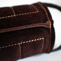 Big Tug Puller cilindrico realizzato interamente in pelle con due maniglie rinforzate